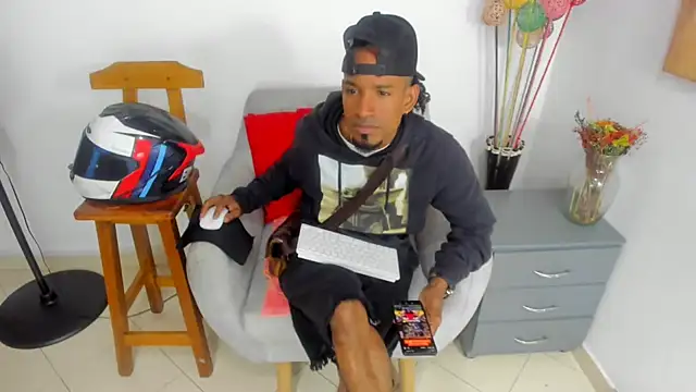 Snapshot of anhtony_wayans chatting on 10.08.25 anhtony wayans online show from 10.08.25