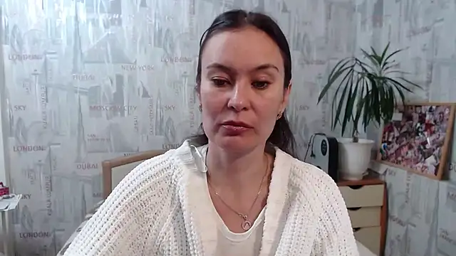 Snapshot of GinaQSoul chatting on 09.19.25 GinaQSoul online show from 09.19.25