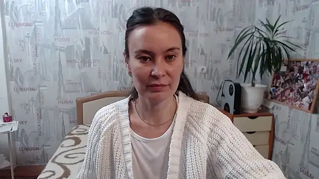 Snapshot of GinaQSoul chatting on 09.21.25 GinaQSoul online show from 09.21.25