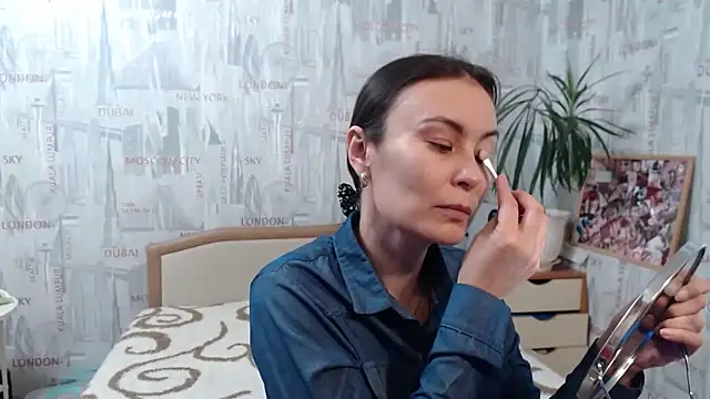 Snapshot of GinaQSoul chatting on 10.05.25 GinaQSoul online show from 10.05.25