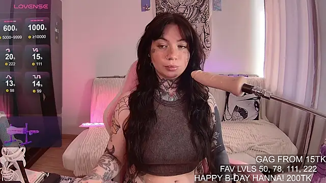 Snapshot of HannaXWonder chatting on 10.08.25 HannaXWonder online show from 10.08.25