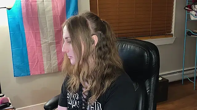 Snapshot of luluvaladon chatting on 09.26.25 luluvaladon online show from 09.26.25