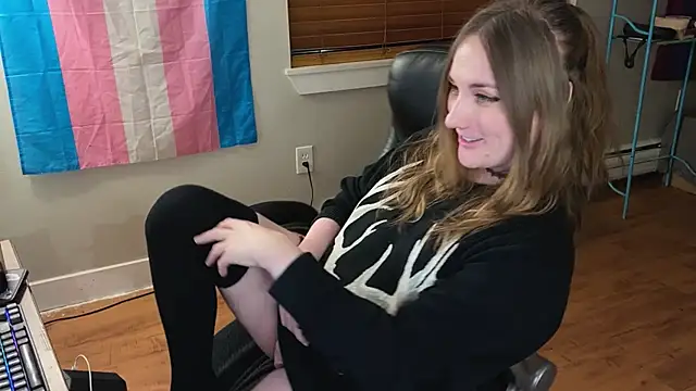 Snapshot of luluvaladon chatting on 09.28.25 luluvaladon online show from 09.28.25