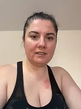 Snapshot of alisiaparril chatting on 03.18.25 alisiaparril online show from 03.18.25