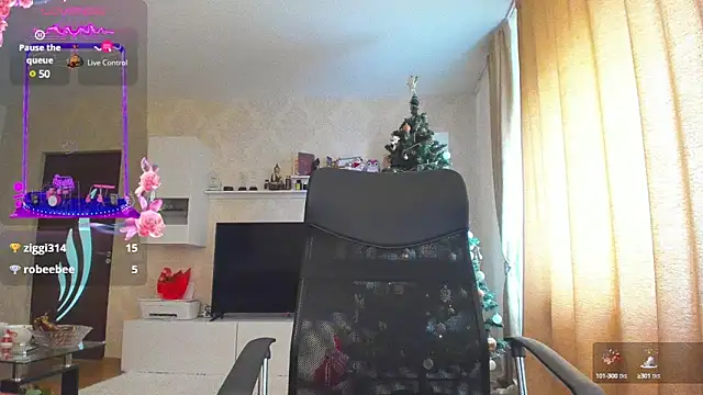 Snapshot of hot_evil_queen chatting on 12.02.24 hot evil queen online show from 12.02.24