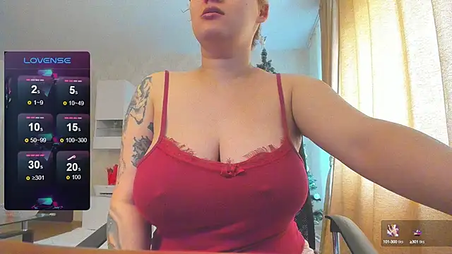 Snapshot of hot_evil_queen chatting on 01.21.25 hot evil queen online show from 01.21.25