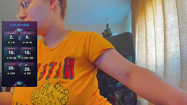 Snapshot of hot_evil_queen chatting on 02.10.25 hot evil queen online show from 02.10.25