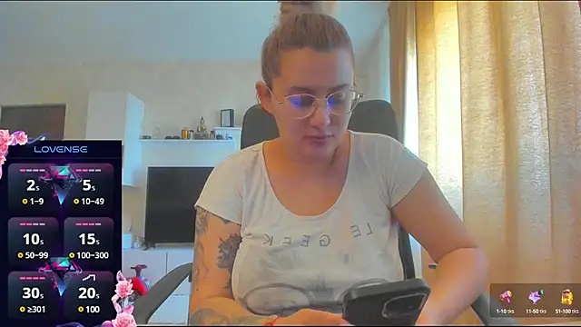 Snapshot of hot_evil_queen chatting on 03.06.25 hot evil queen online show from 03.06.25