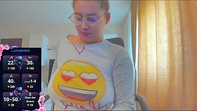 Snapshot of hot_evil_queen chatting on 03.12.25 hot evil queen online show from 03.12.25