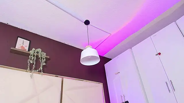 Snapshot of Inndrahot chatting on 09.30.25 Inndrahot online show from 09.30.25