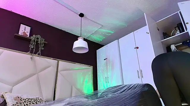 Snapshot of Inndrahot chatting on 11.02.25 Inndrahot online show from 11.02.25