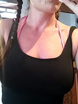 Snapshot of LilliThelo chatting on 02.25.25 LilliThelo online show from 02.25.25