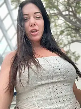 Snapshot of LilliThelo chatting on 10.22.25 LilliThelo online show from 10.22.25