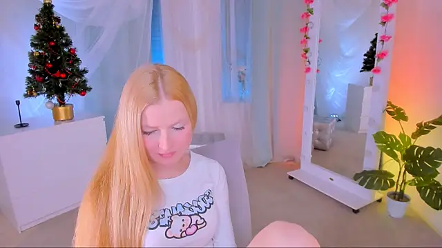 Snapshot of Laly_Peach chatting on 12.10.24 Laly Peach online show from 12.10.24