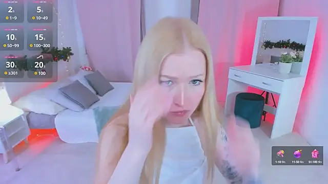 Snapshot of Laly_Peach chatting on 12.16.24 Laly Peach online show from 12.16.24