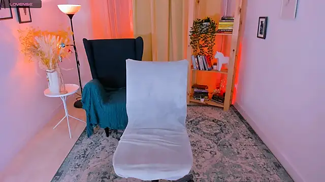 Snapshot of Laly_Peach chatting on 12.19.24 Laly Peach online show from 12.19.24