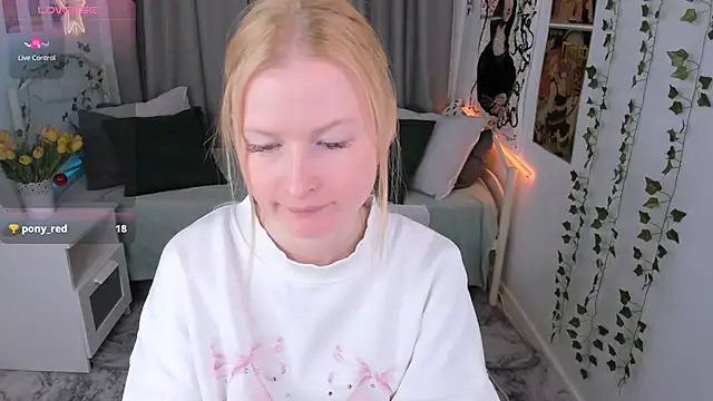 Snapshot of Laly_Peach chatting on 01.10.25 Laly Peach online show from 01.10.25