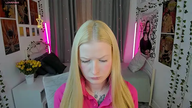 Snapshot of Laly_Peach chatting on 10.18.25 Laly Peach online show from 10.18.25