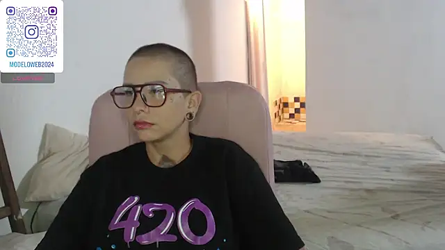 Snapshot of moon_cat85 chatting on 02.05.25 moon cat85 online show from 02.05.25