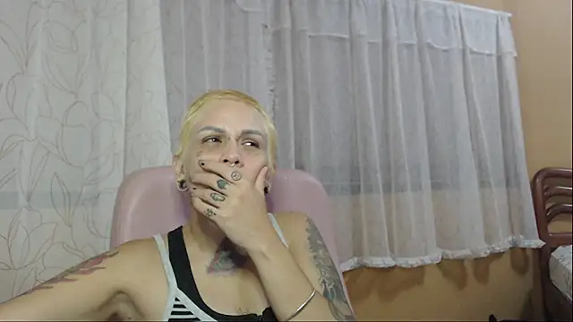 Snapshot of moon_cat85 chatting on 10.16.25 moon cat85 online show from 10.16.25