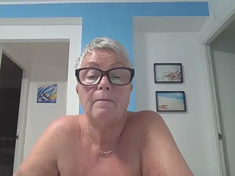 GrannyChrissy68 online show from 09.26.25