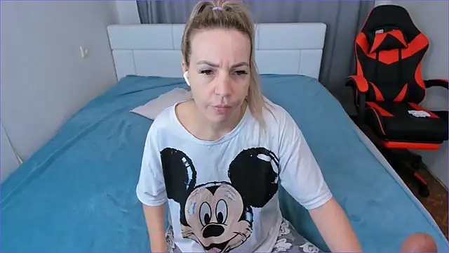 Snapshot of DreamGirl225 chatting on 10.22.25 DreamGirl225 online show from 10.22.25