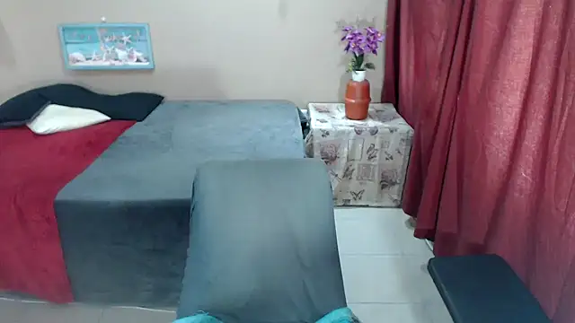 Snapshot of top2bottom4u chatting on 03.19.25 top2bottom4u online show from 03.19.25