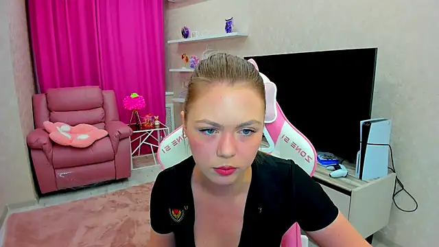 Strawberrye online show from 10.15.25