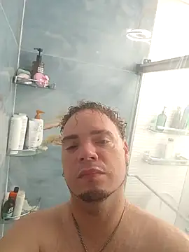 Snapshot of latinoflpr chatting on 09.18.25 latinoflpr online show from 09.18.25