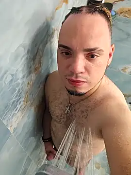 Snapshot of latinoflpr chatting on 10.22.25 latinoflpr online show from 10.22.25