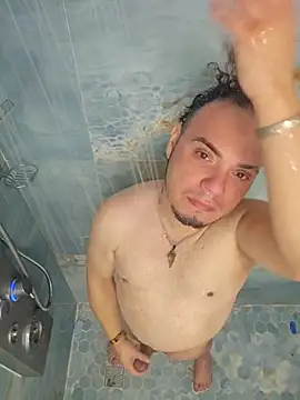 Snapshot of latinoflpr chatting on 12.15.25 latinoflpr online show from 12.15.25