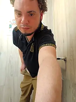 Snapshot of latinoflpr chatting on 02.10.26 latinoflpr online show from 02.10.26