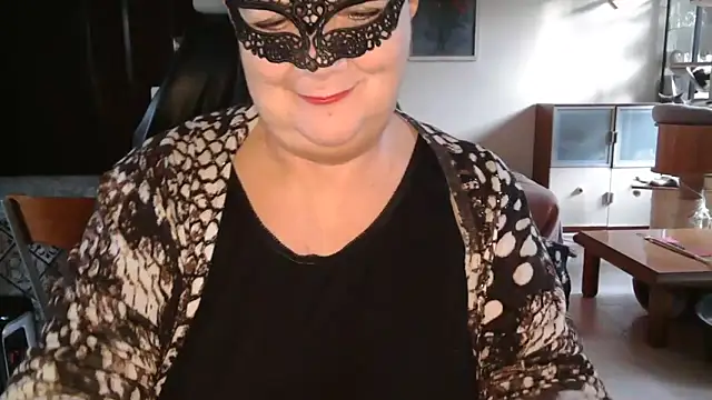 Snapshot of simona60 chatting on 10.29.25 simona60 online show from 10.29.25