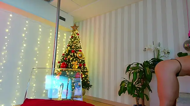 girl nextd00r online show from 12.13.24