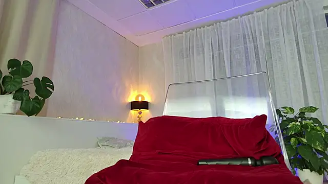 girl nextd00r online show from 12.18.24