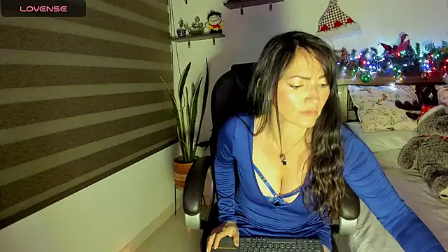 Snapshot of Ariella_tits chatting on 12.13.24 Ariella tits online show from 12.13.24