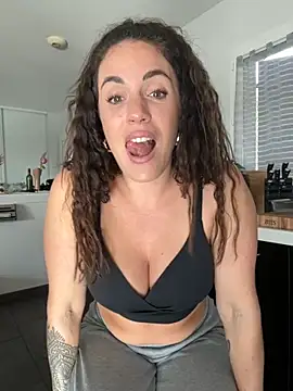 Clara-xoxo online show from 11.28.25