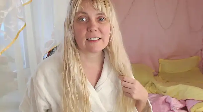 Snapshot of SunnySylvia chatting on 12.25.24 SunnySylvia online show from 12.25.24