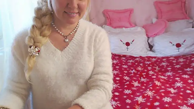 Snapshot of SunnySylvia chatting on 02.10.25 SunnySylvia online show from 02.10.25