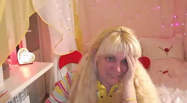 Snapshot of SunnySylvia chatting on 03.18.25 SunnySylvia online show from 03.18.25