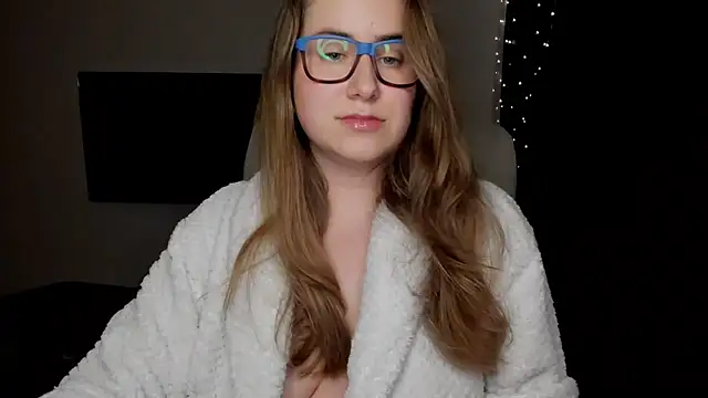 Snapshot of SeasonalSomeone chatting on 10.26.25 SeasonalSomeone online show from 10.26.25