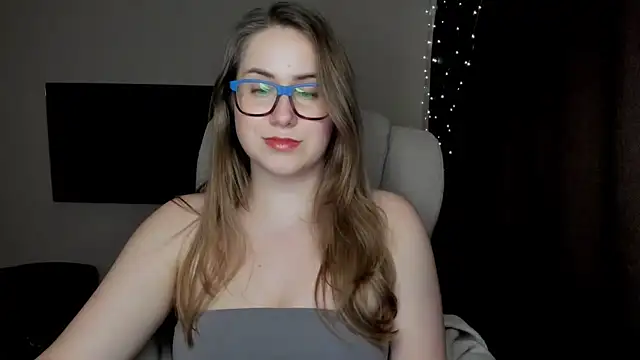 Snapshot of SeasonalSomeone chatting on 10.27.25 SeasonalSomeone online show from 10.27.25