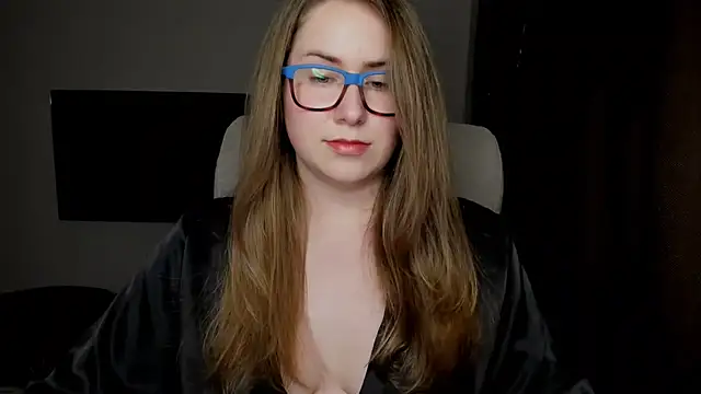 Snapshot of SeasonalSomeone chatting on 10.28.25 SeasonalSomeone online show from 10.28.25