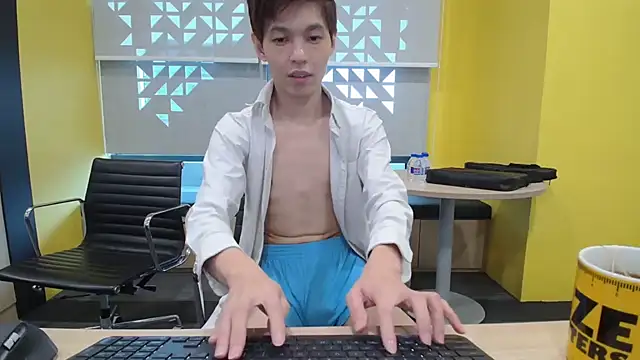 Snapshot of andrewooi chatting on 07.25.26 andrewooi online show from 07.25.26