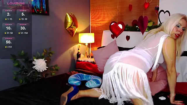 Luci evans online show from 02.19.25