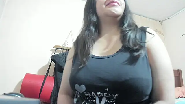 Snapshot of latinfemale chatting on 01.11.25 latinfemale online show from 01.11.25