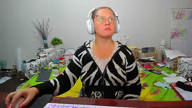 Snapshot of IamYourNarcotic chatting on 11.12.25 IamYourNarcotic online show from 11.12.25