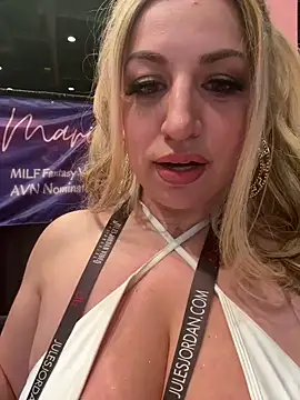 Snapshot of miamellycious chatting on 01.23.25 miamellycious online show from 01.23.25