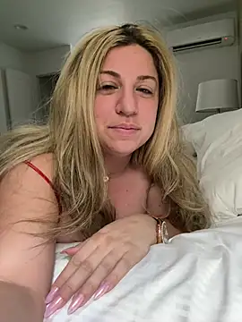 Snapshot of miamellycious chatting on 01.25.25 miamellycious online show from 01.25.25