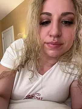 Snapshot of miamellycious chatting on 02.04.25 miamellycious online show from 02.04.25